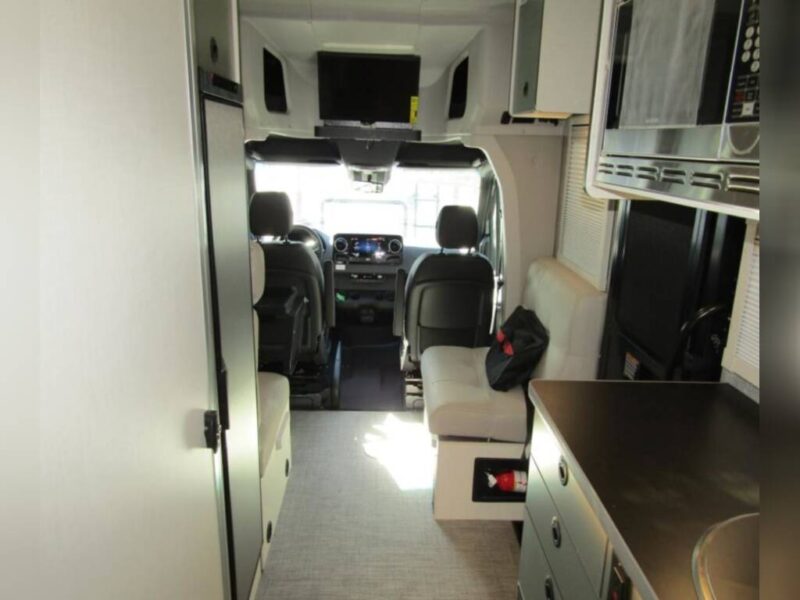 ๐ฒ 2025 Winnebago EKKO โ Off-Grid Adventure Meets Luxury on Wheels ๐โก