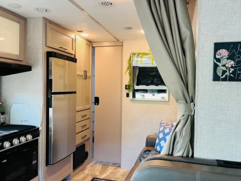 2022 Thor Motor Coach MB24 - Explore in Comfort and Style